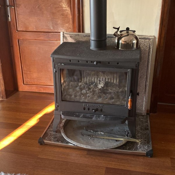 Yüksek Verimli Döküm Odun & Kömür Sobası - Retro Lux, Çift Yanmalı Sistem